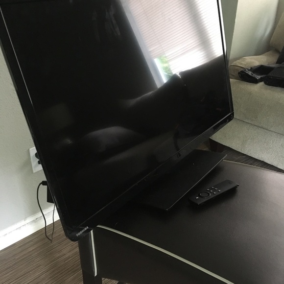 Toshiba 32" Class LED 720p 60Hz HDTV - Picture 3 of 5